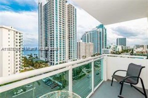 Condo in Hollywood, Florida, 1 bedroom  № 1920125 - photo 1