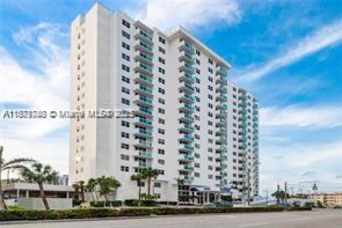 Condo in Hollywood, Florida, 1 bedroom  № 1920125 - photo 3
