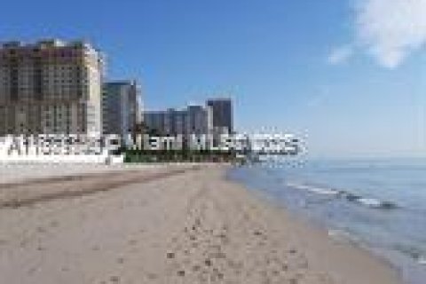 Condo in Hollywood, Florida, 1 bedroom  № 1920125 - photo 15