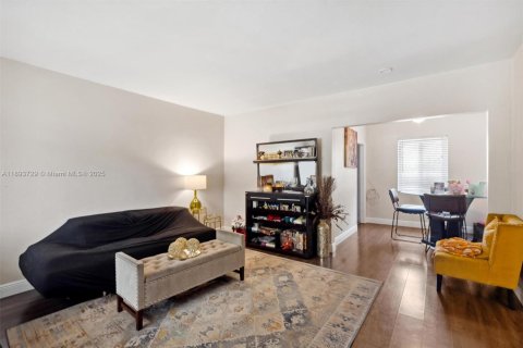 Apartment in Biscayne Park, Florida 2 bedrooms, 78.97 sq.m. № 1953669 - photo 4