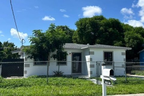 House in Miami, Florida 4 bedrooms, 134.15 sq.m. № 2372579