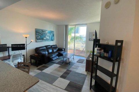 Condominio en venta en Miami, Florida, 1 dormitorio, 66.89 m2 № 1788755 - foto 5