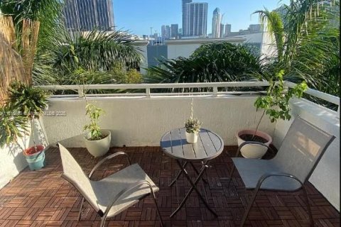 Condominio en venta en Miami, Florida, 1 dormitorio, 66.89 m2 № 1788755 - foto 1