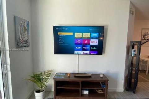 Condominio en venta en Miami, Florida, 1 dormitorio, 66.89 m2 № 1788755 - foto 4