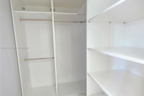 Villa ou maison à vendre à Miami, Floride: 4 chambres, 287.07 m2 № 2331697 - photo 17