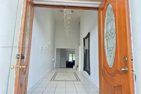 Villa ou maison à vendre à Miami, Floride: 4 chambres, 287.07 m2 № 2331697 - photo 3