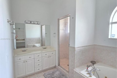 Villa ou maison à vendre à Miami, Floride: 4 chambres, 287.07 m2 № 2331697 - photo 16