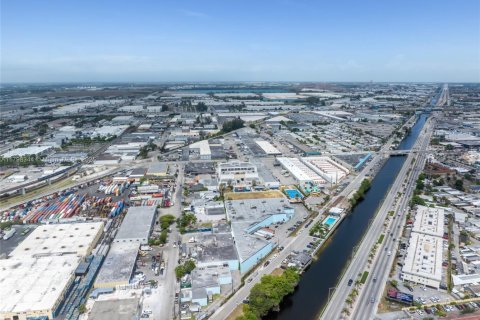 Купить коммерческую недвижимость в Медли, Флорида № 1959193 - фото 14