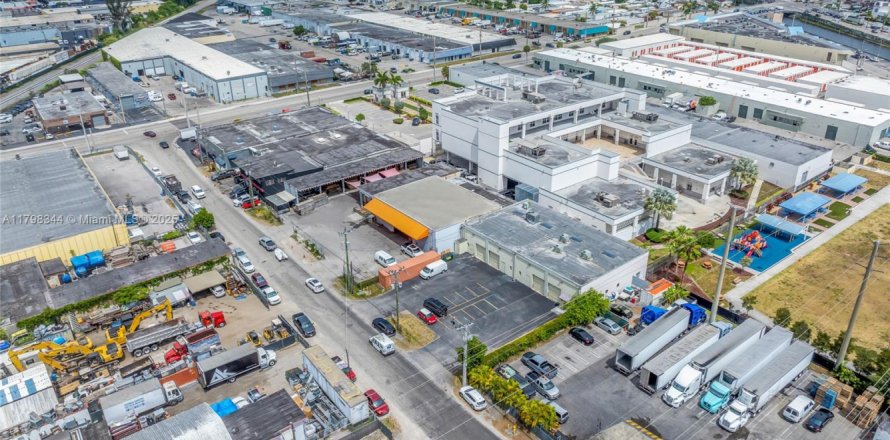 Коммерческая недвижимость в Медли, Флорида № 1959193