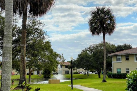 Кондоминиум с 2 спальнями в Корал-Спрингс, Флорида № 2011778