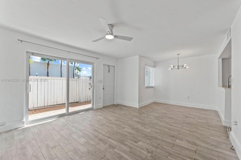 Снять в аренду кондоминиум в Майами, Флорида 2 спальни, 92.9м2, № 2000332 - фото 7