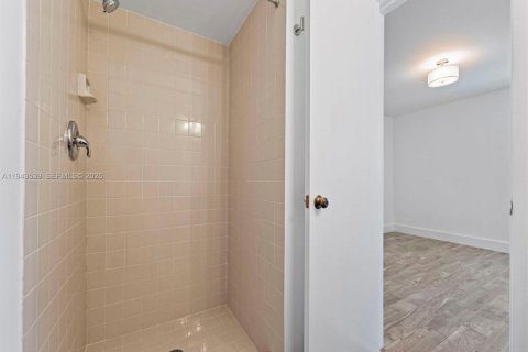 Снять в аренду кондоминиум в Майами, Флорида 2 спальни, 92.9м2, № 2000332 - фото 14