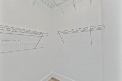 Снять в аренду кондоминиум в Майами, Флорида 2 спальни, 92.9м2, № 2000332 - фото 17