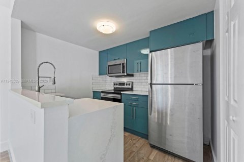 Condo in Miami, Florida, 2 bedrooms  № 2000332