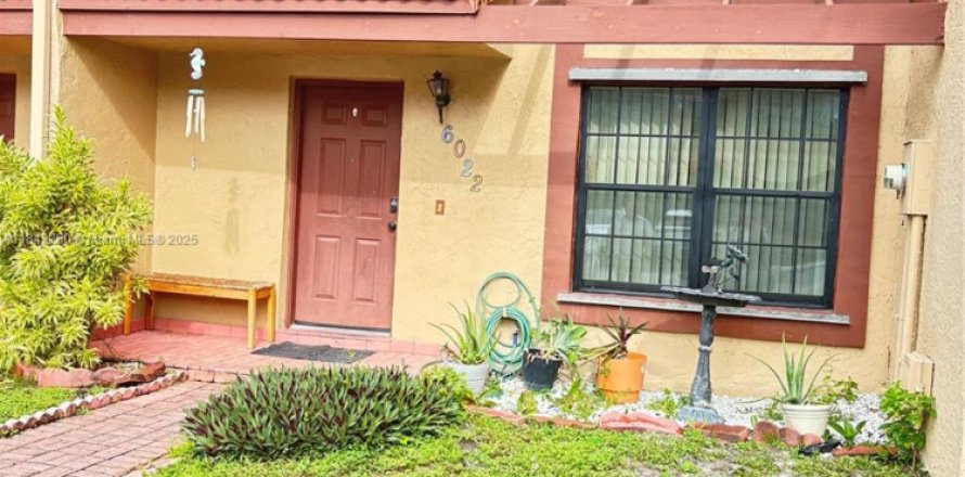 Adosado en Miami, Florida 3 dormitorios, 126.35 m2 № 1836483