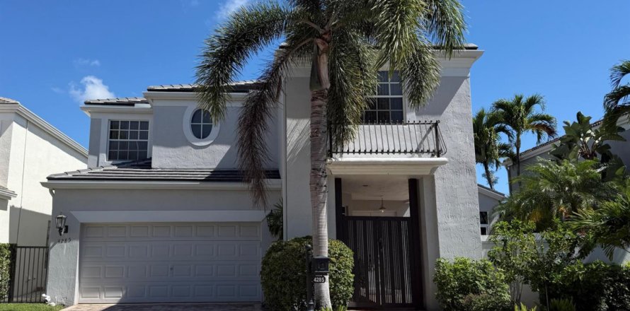 House in Boca Raton, Florida 3 bedrooms, 278.61 sq.m. № 2181863