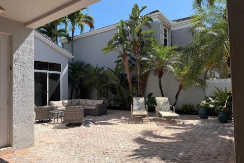 House in Boca Raton, Florida 3 bedrooms, 278.61 sq.m. № 2181863 - photo 2