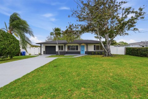 House in Saint Petersburg, Florida 2 bedrooms, 107.02 sq.m. № 2119157