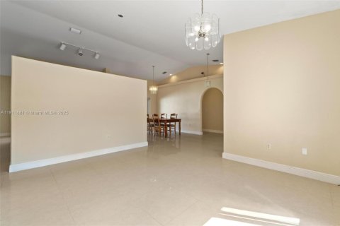 House in Miami Lakes, Florida 3 bedrooms, 150.78 sq.m. № 2082300 - photo 8