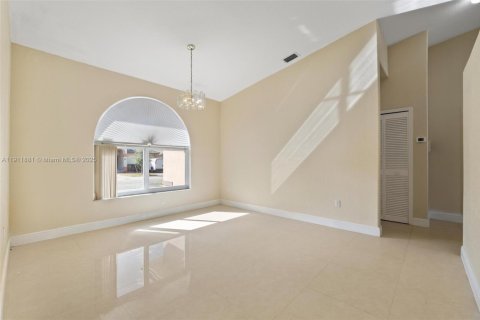 House in Miami Lakes, Florida 3 bedrooms, 150.78 sq.m. № 2082300 - photo 6