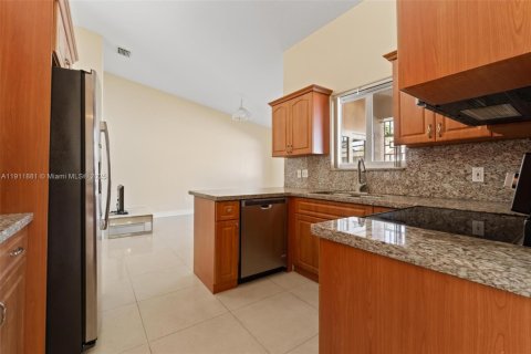 House in Miami Lakes, Florida 3 bedrooms, 150.78 sq.m. № 2082300 - photo 12