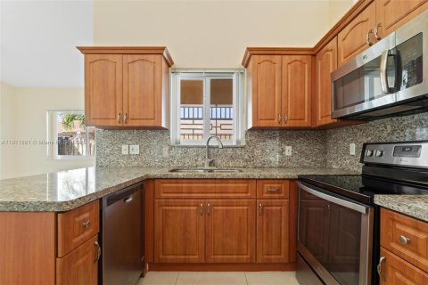 House in Miami Lakes, Florida 3 bedrooms, 150.78 sq.m. № 2082300 - photo 13