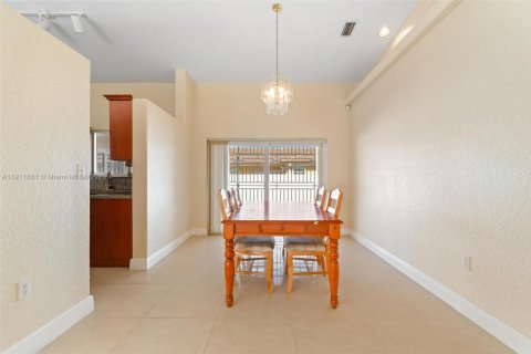 House in Miami Lakes, Florida 3 bedrooms, 150.78 sq.m. № 2082300 - photo 10