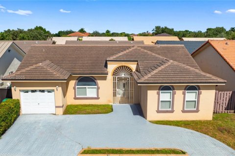 House in Miami Lakes, Florida 3 bedrooms, 150.78 sq.m. № 2082300