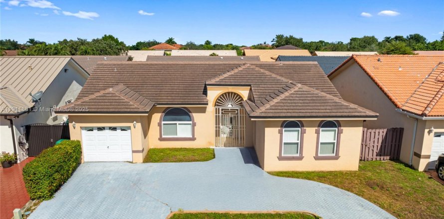 House in Miami Lakes, Florida 3 bedrooms, 150.78 sq.m. № 2082300