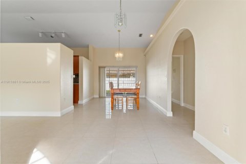 House in Miami Lakes, Florida 3 bedrooms, 150.78 sq.m. № 2082300 - photo 4
