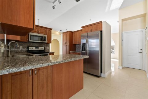 House in Miami Lakes, Florida 3 bedrooms, 150.78 sq.m. № 2082300 - photo 16