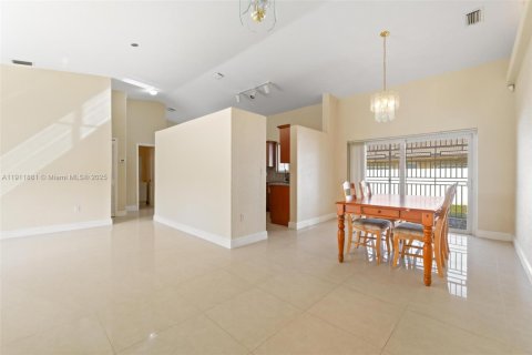 House in Miami Lakes, Florida 3 bedrooms, 150.78 sq.m. № 2082300 - photo 5