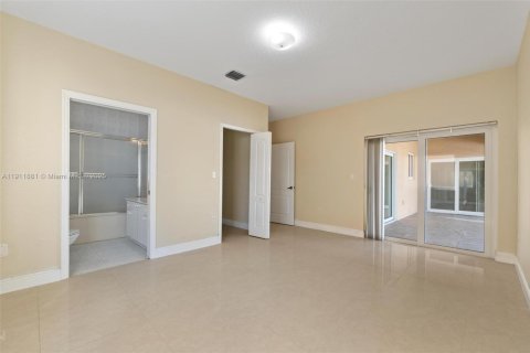 House in Miami Lakes, Florida 3 bedrooms, 150.78 sq.m. № 2082300 - photo 21
