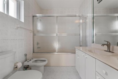 House in Miami Lakes, Florida 3 bedrooms, 150.78 sq.m. № 2082300 - photo 22