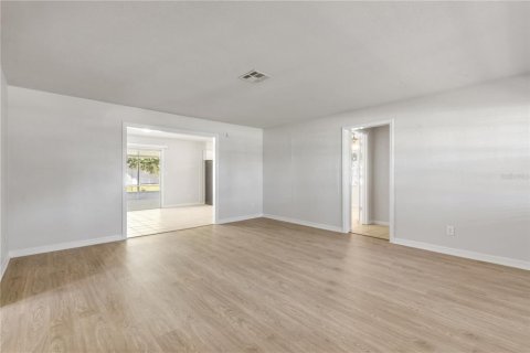 Casa en venta en Deltona, Florida, 3 dormitorios, 125.6 m2 № 2398925 - foto 5