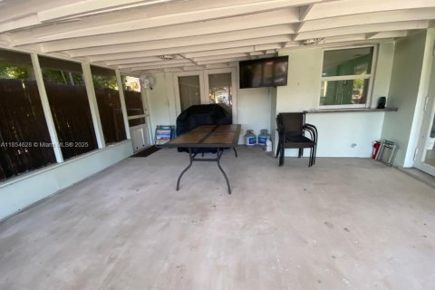 Снять в аренду виллу или дом в Окленд-Парк, Флорида 2 спальни, 142.7м2, № 1958413 - фото 19