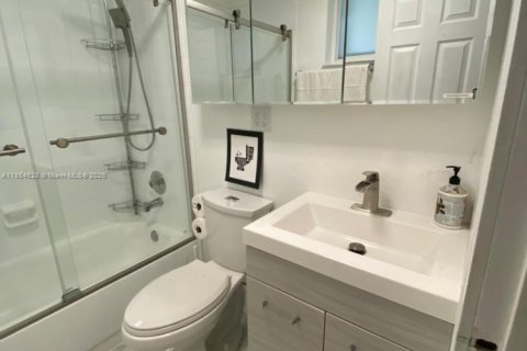 Снять в аренду виллу или дом в Окленд-Парк, Флорида 2 спальни, 142.7м2, № 1958413 - фото 15