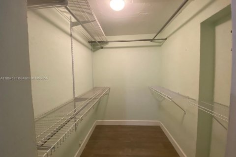 Снять в аренду виллу или дом в Окленд-Парк, Флорида 2 спальни, 142.7м2, № 1958413 - фото 16