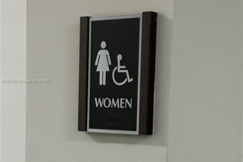 Propiedad comercial en venta en Hollywood, Florida № 1963340 - foto 21