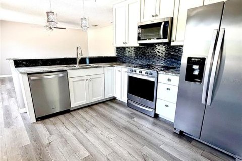 Townhouse in Punta Gorda, Florida 2 bedrooms, 192.68 sq.m. № 2204481 - photo 2