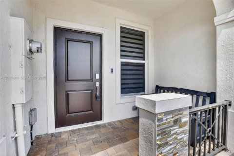 Adosado en venta en Lauderhill, Florida, 3 dormitorios, 151.99 m2 № 2186066 - foto 2