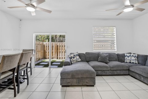 Adosado en venta en Lauderhill, Florida, 3 dormitorios, 151.99 m2 № 2186066 - foto 11