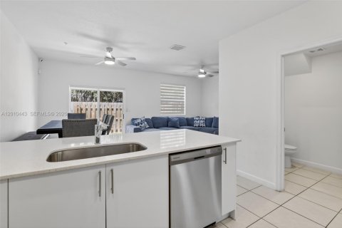 Adosado en venta en Lauderhill, Florida, 3 dormitorios, 151.99 m2 № 2186066 - foto 9