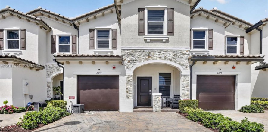 Adosado en Lauderhill, Florida 3 dormitorios, 151.99 m2 № 2186066