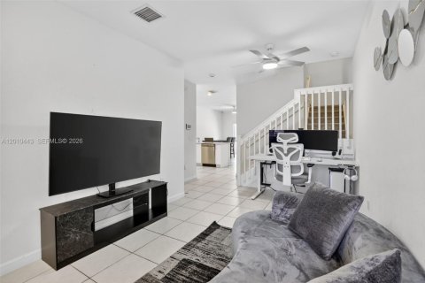 Adosado en venta en Lauderhill, Florida, 3 dormitorios, 151.99 m2 № 2186066 - foto 4