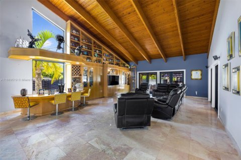 House in Miami, Florida 5 bedrooms, 708.94 sq.m. № 1946309 - photo 26
