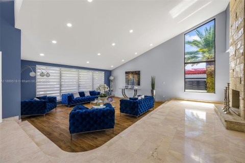 House in Miami, Florida 5 bedrooms, 708.94 sq.m. № 1946309 - photo 20