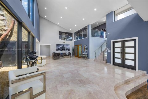 House in Miami, Florida 5 bedrooms, 708.94 sq.m. № 1946309 - photo 6