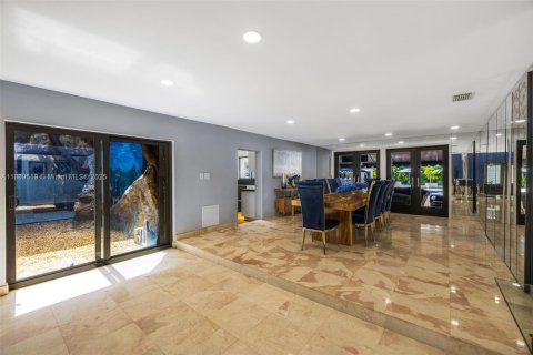 House in Miami, Florida 5 bedrooms, 708.94 sq.m. № 1946309 - photo 9