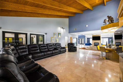 House in Miami, Florida 5 bedrooms, 708.94 sq.m. № 1946309 - photo 28